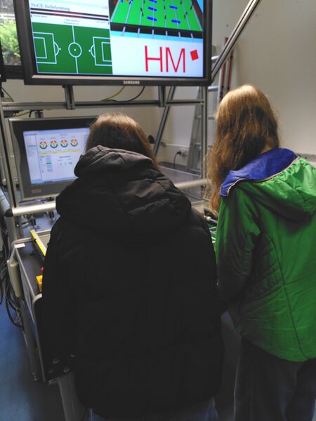 Datei:Girls Day Playing 1.jpg