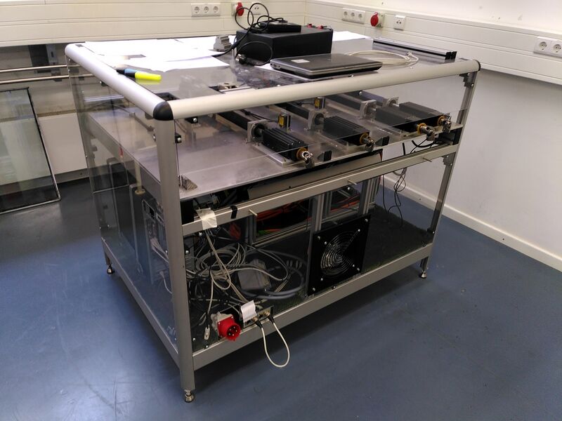 Datei:Small Debris Vitrine.jpg