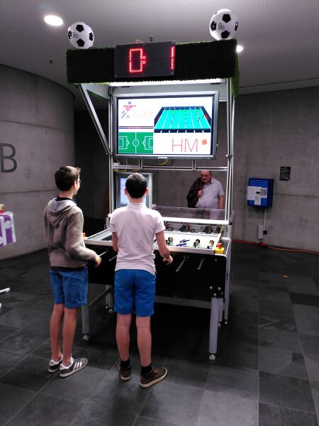 Datei:Small Infoday Player Boys.jpg