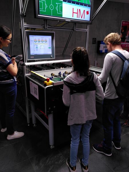 Datei:Small Infoday Player Girl.jpg