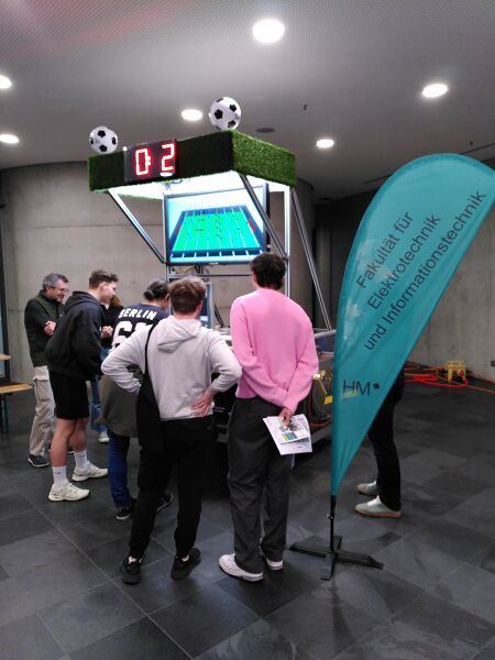 Datei:Small Kicker umringt.jpg