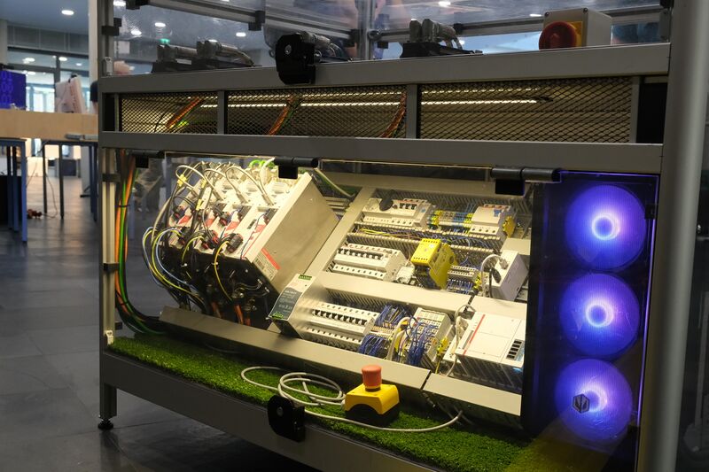 Datei:Small Technik Vitrine.jpg